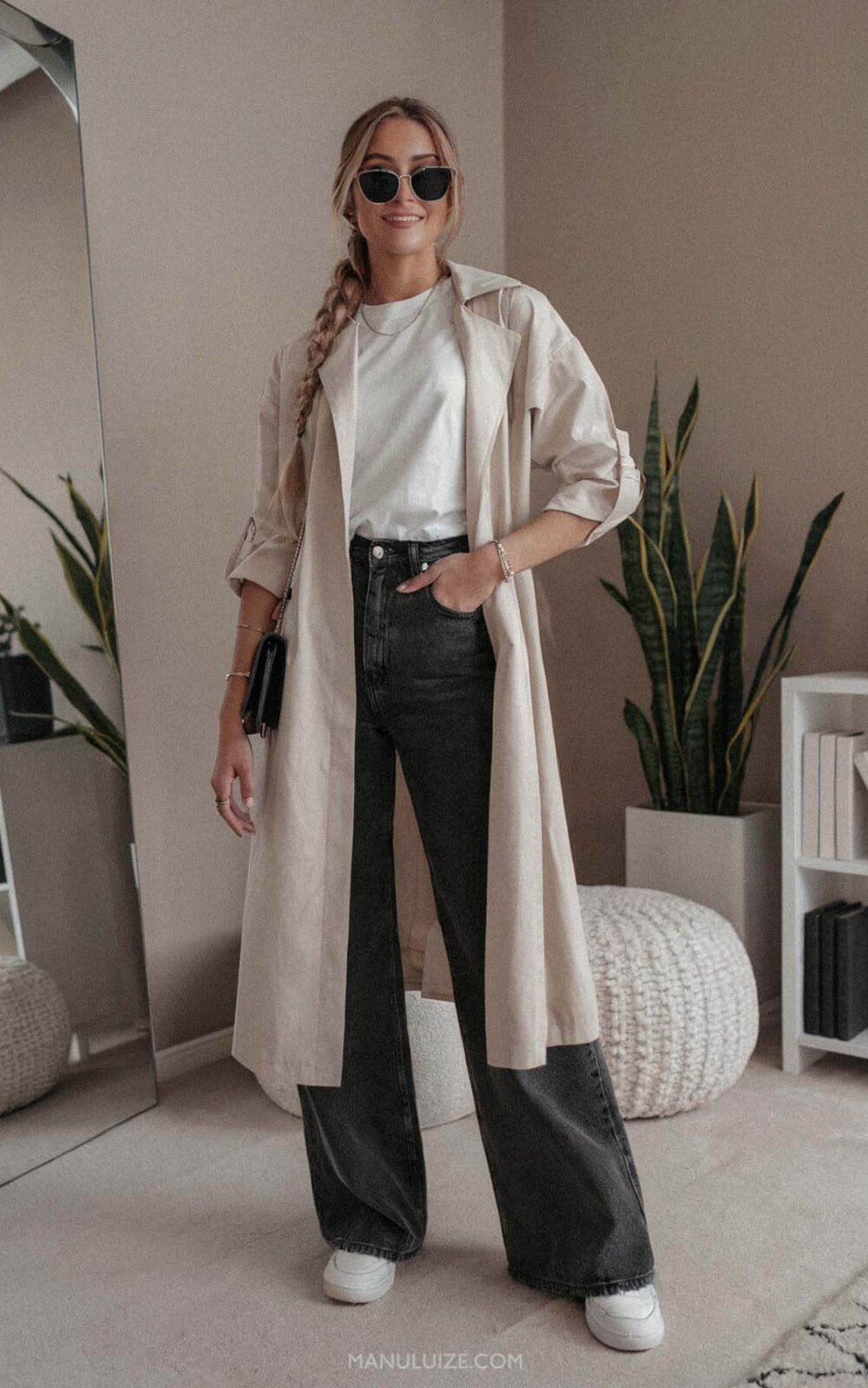 Minimaler Trenchcoat -Outfit