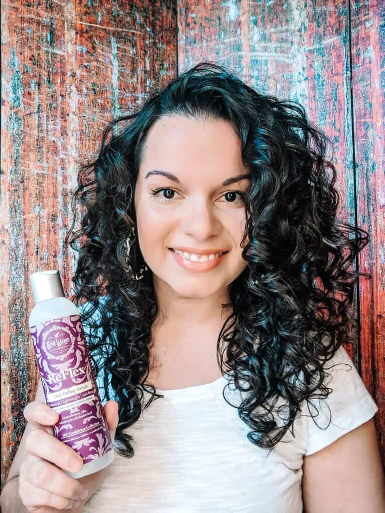 Wie man Haarprodukte auf lockigem Haar schichtet - Serum